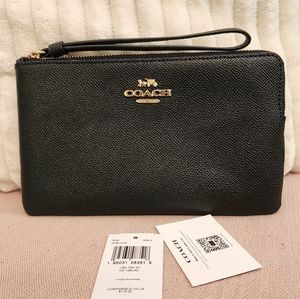 ❌SOLD❌Coach Large Corner Zip Wristlet
